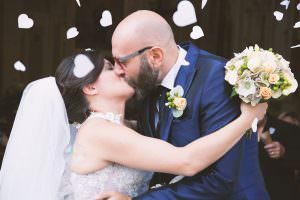 cuori matrimonio bacio sposi chiesa fiori