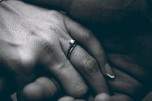 mani anello matrimonio bianco e nero stile