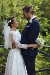 matrimonio sposi stile vestito velo colline castello piante